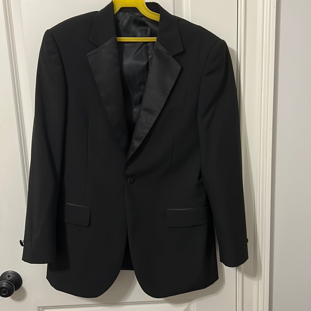 Men’s black Tuxedo. 36R jacket 27-29 pants 14 1/2 white shirt cummerbund bow tie